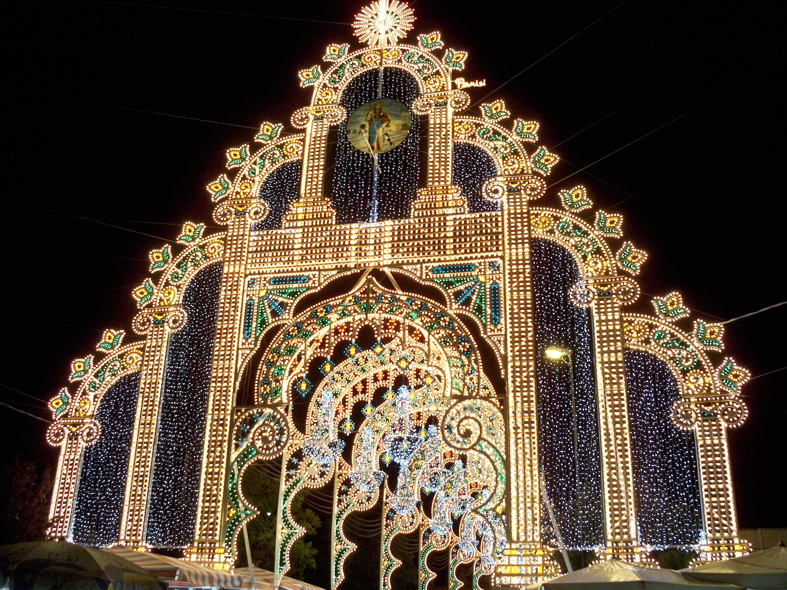 Struttura di luminarie accesa nella notte della festa di San Rocco a Torrepaduli.
